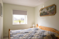 Helles Schlafzimmer mit Doppelbett und Kleiderschrank