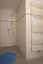 Badezimmer mit ebenerdiger Dusche, barrierefrei